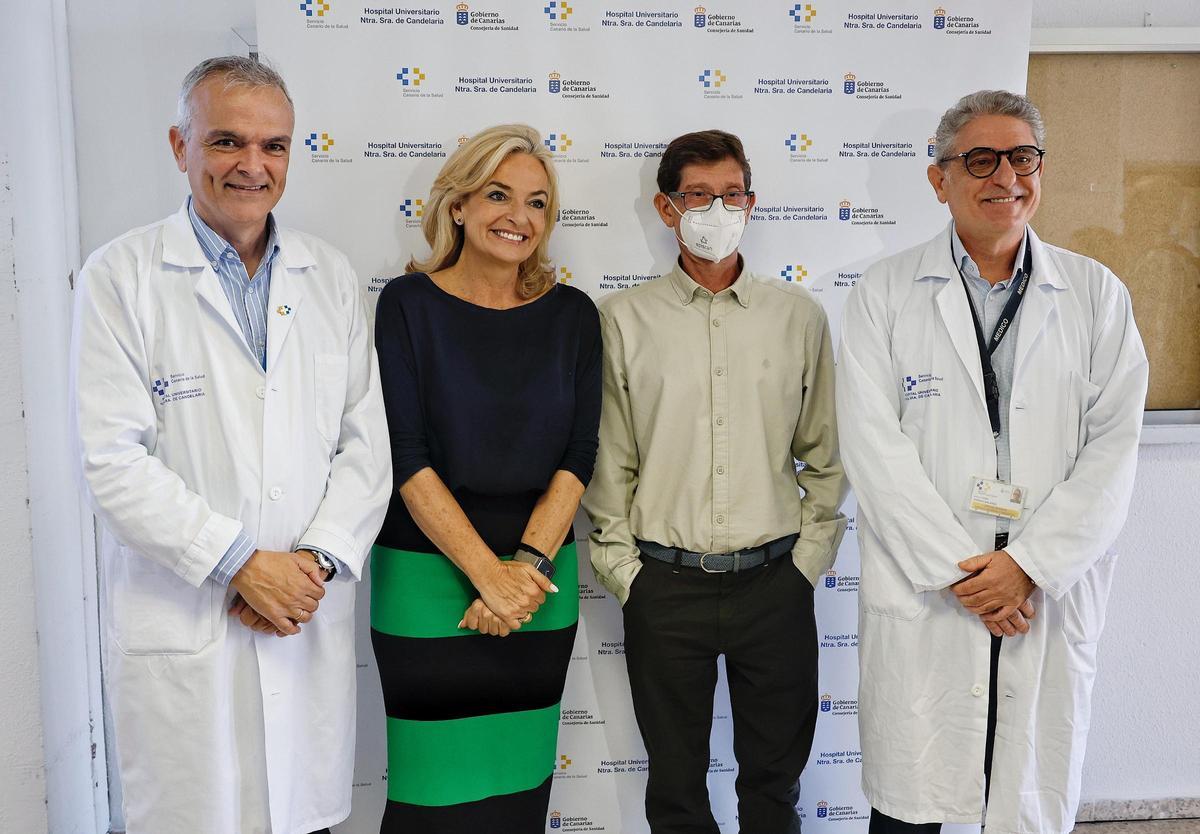 La consejera de Sanidad, Esther Monzón, junto a médicos y pacientes de La Candelaria
