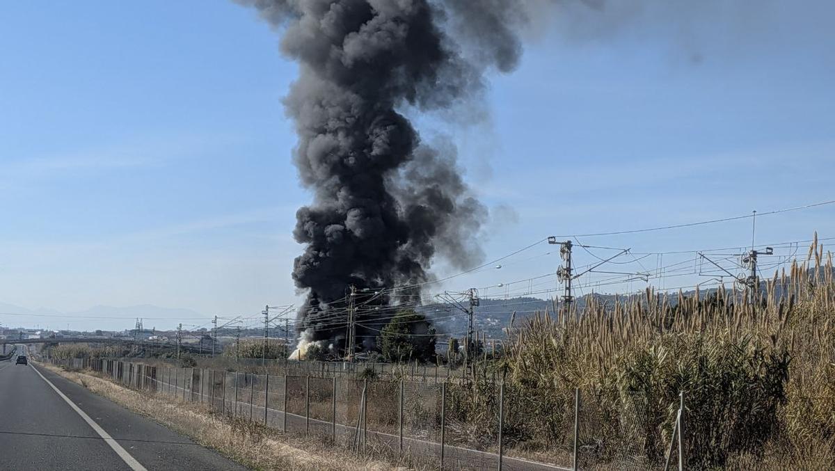 Un incendio deja una gran columna de humo visible desde Castelló