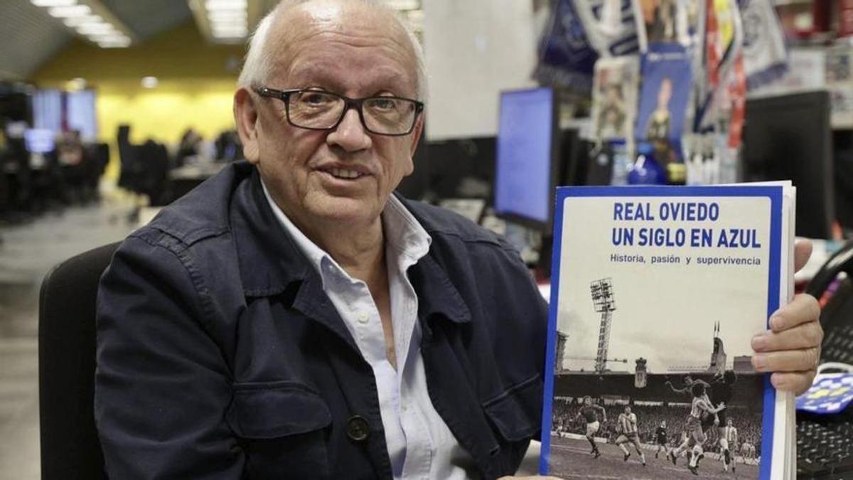 Santiago García, ayer, en la redacción de LA NUEVA ESPAÑA, en Oviedo, con su nuevo libro.