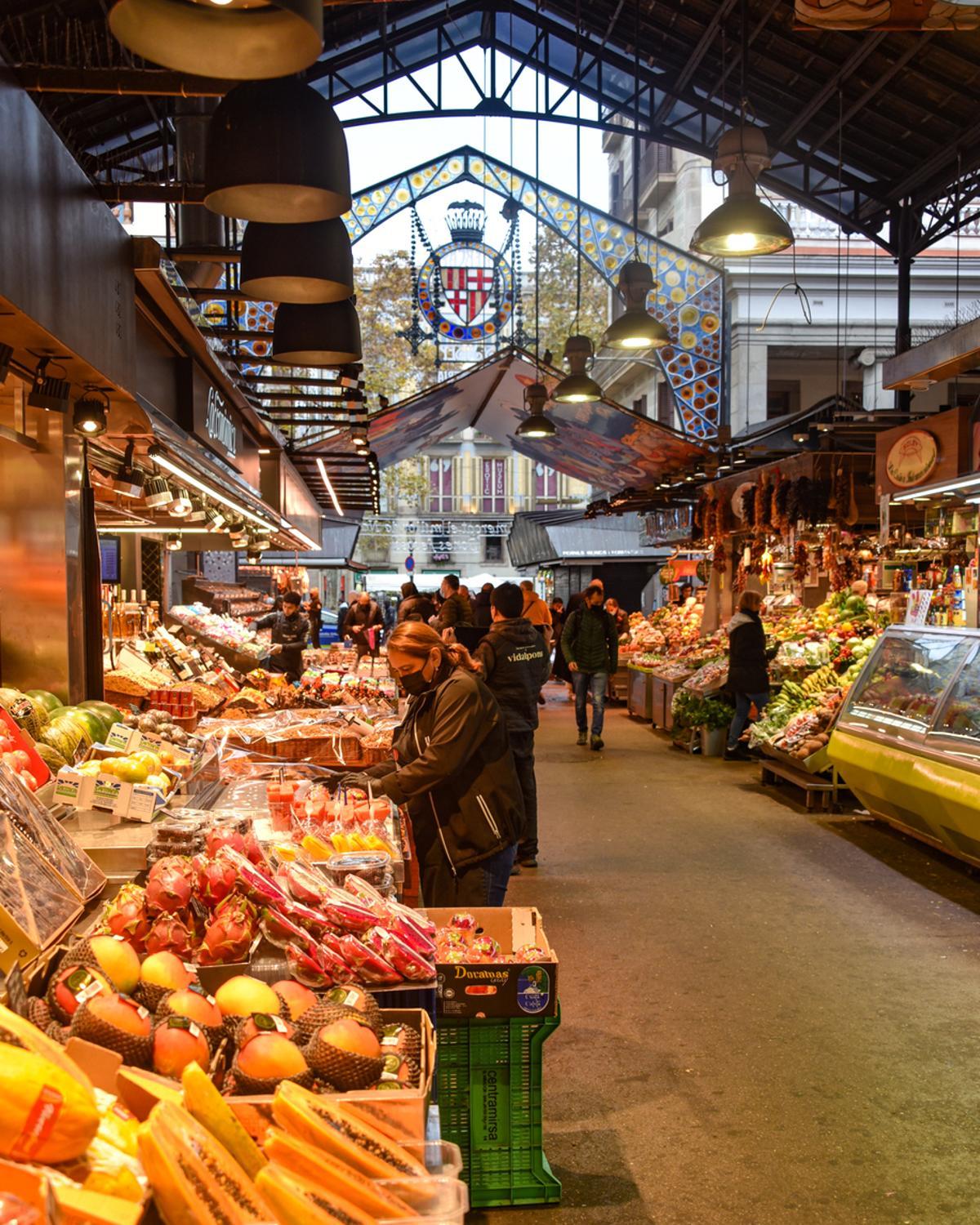 Barcelona, España - 23 Nov, 2021: puestos de mercados en el Mercat de la Boqueria, Barcelona, España