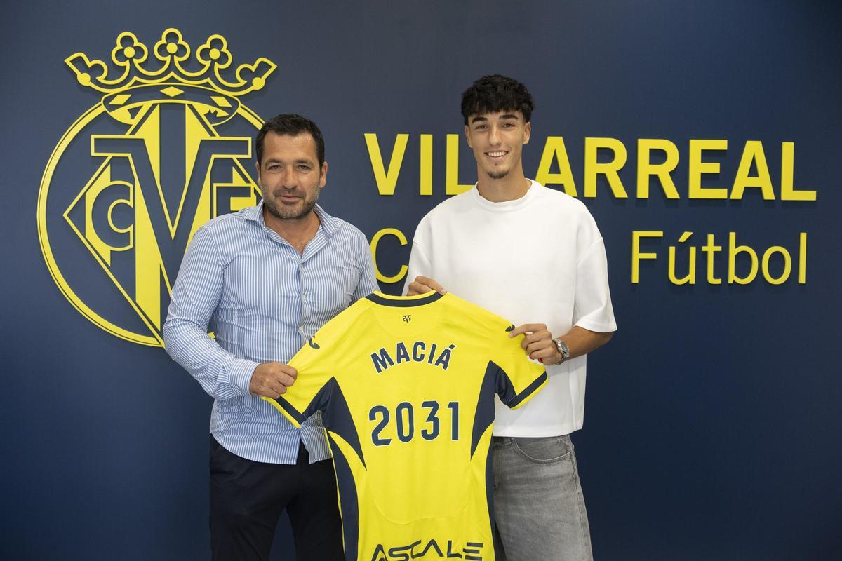 Carlos Maciá, mediocentro renovado con el Villarreal hasta el 2031, junto al consejero delegado del club, Fernando Roig Negueroles.