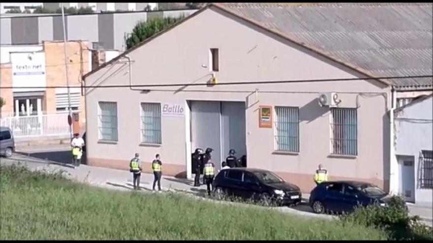 Així ha entrat la Policia Nacional en una nau industrial de Navàs