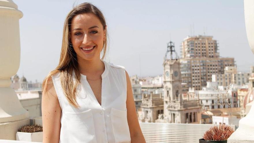 Rocío Gil, con el Ayuntamiento de València de fondo.