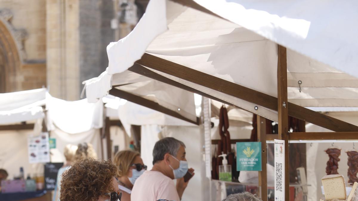 Ambiente de terrazas y mercado en Oviedo