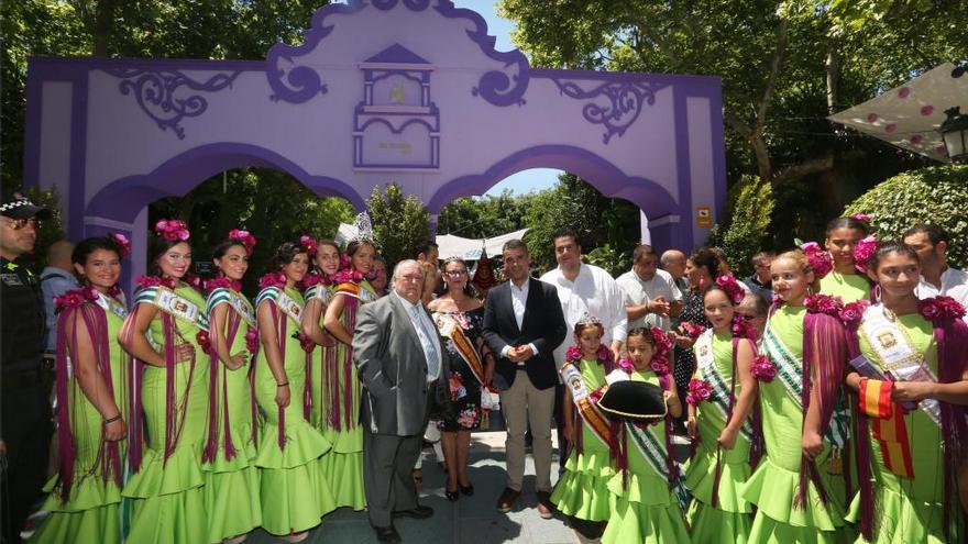 El exedil de Fiestas, José Pernía, y el alcalde, José Bernal, inauguran el arco de entrada.