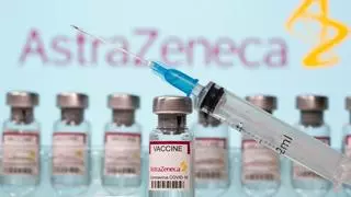 AstraZeneca admite que su vacuna contra el covid puede provocar efectos secundarios en "casos muy raros"