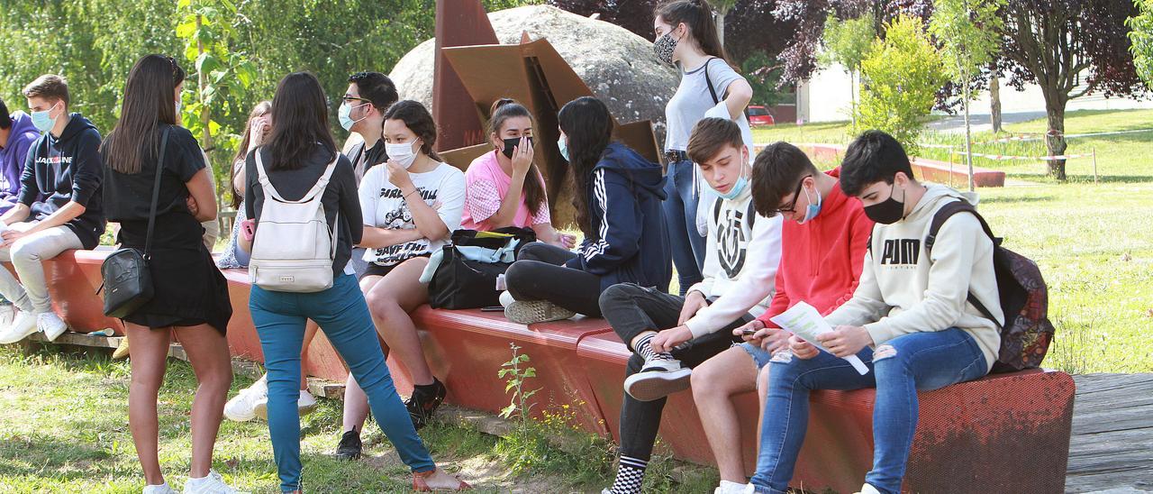 Alumnos repasando contenidos antes de entrar a los exámenes de la ABAU.