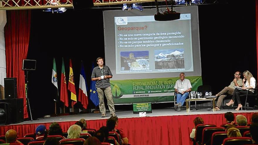 Un foro debate sobre el avance del mundo rural