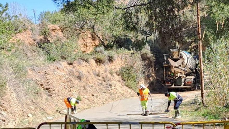 Los operarios ya están ejecutando las obras en el camino del paraje del Berro.