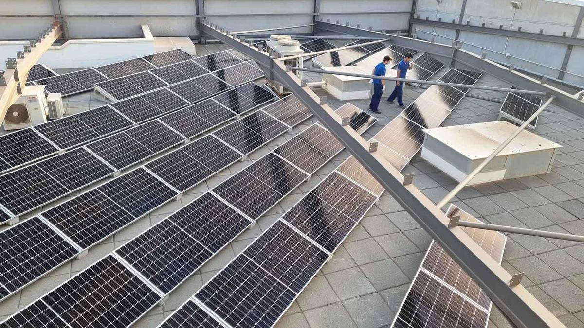 Cubierta de paneles fotovoltaicos en la Cámara de Comercio de Lanzarote y La Graciosa.