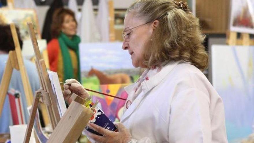 Varias alumnas, en el curso de pintura que se imparte en Los Bloques.