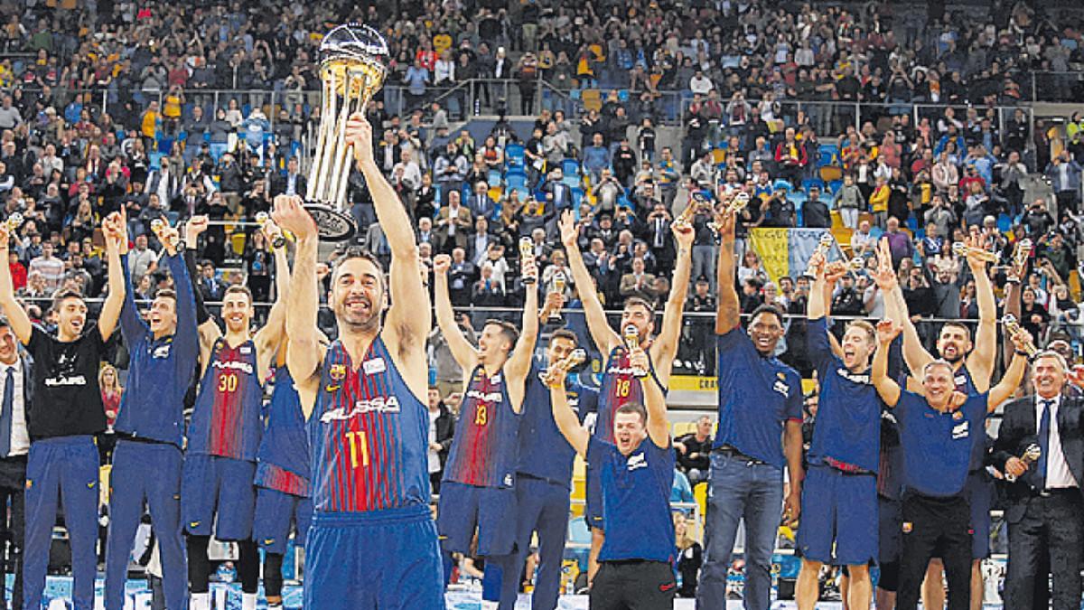 Los jugadores del Barça Lassa celebran la conquista de la Copa del Rey de basket 2018
