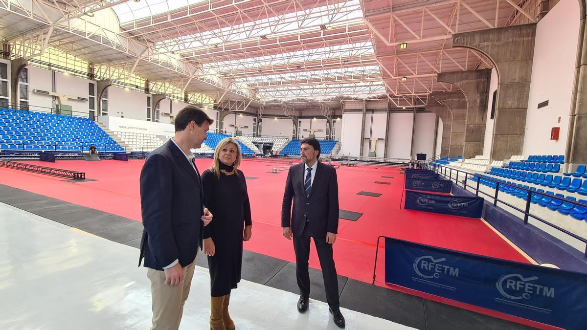 El concejal de Deportes, Toni Gallego, de Infraestructuras, Cristina García, y el alcalde Luis Barcala comprueban el estado de las obras