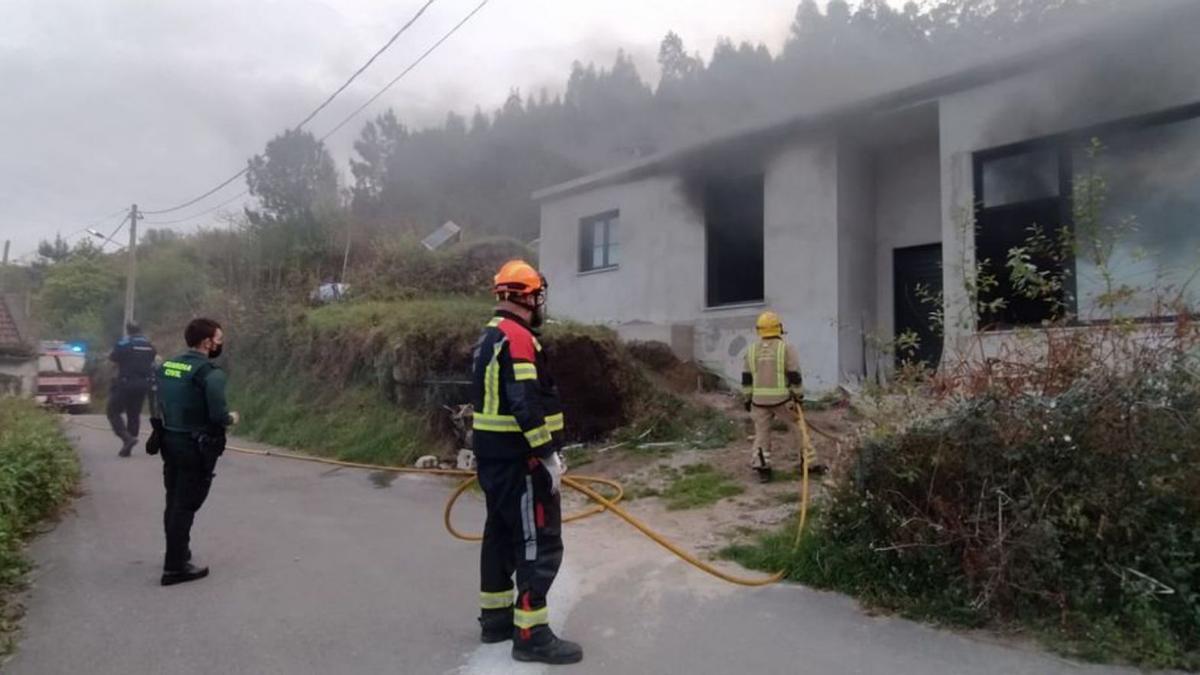 Incendio en una casa en Vilanova.  | // S.Á.