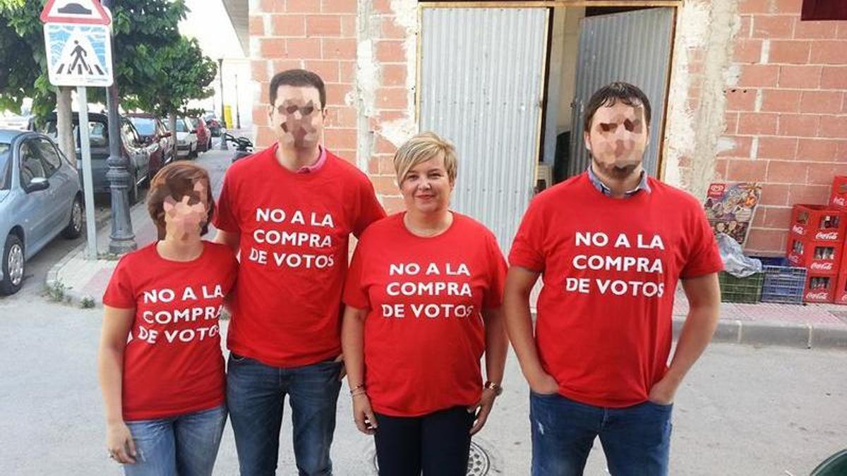 La candidata del PSOE Dolores Peñalver, detenida ayer, posa con una camiseta denunciando la compra de votos en anteriores elecciones.
