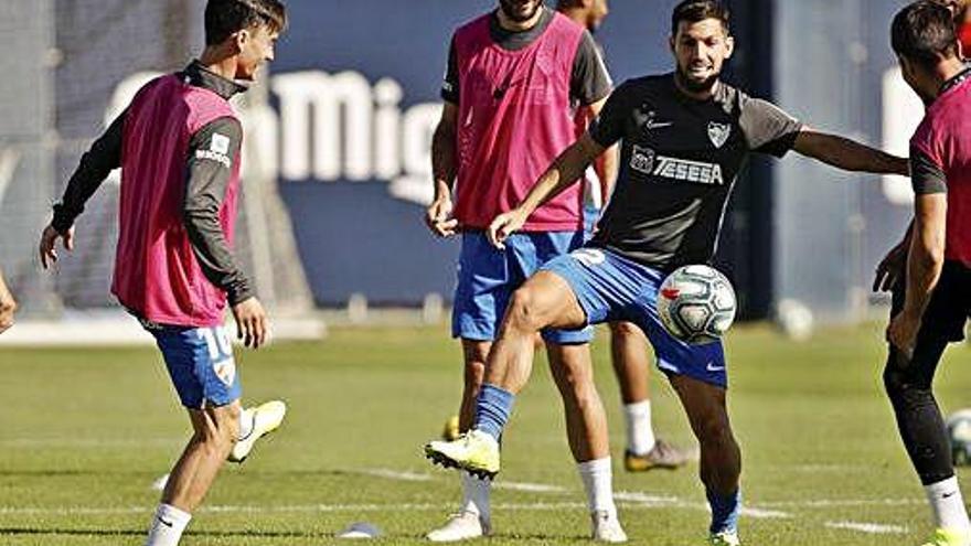 Imagen del entrenamiento de ayer del Málaga en el Anexo de La Rosaleda.