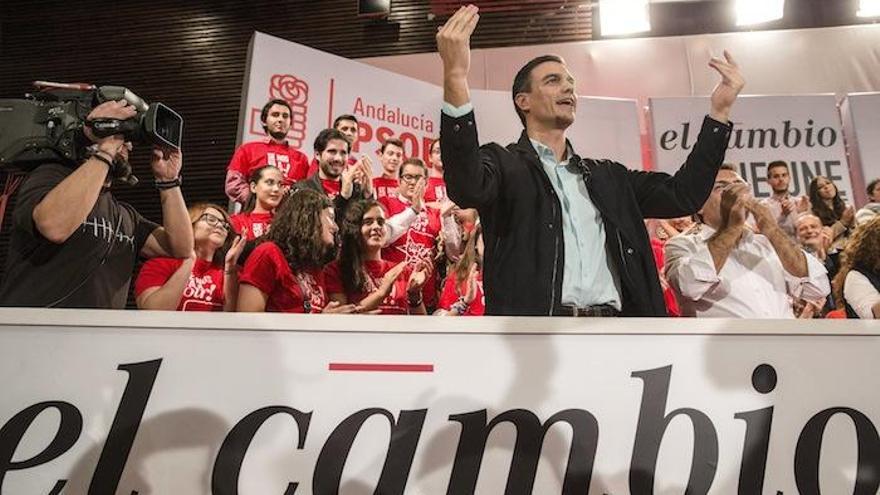 El secretario general del PSOE y candidato a la presidencia del Gobierno, Pedro Sánchez, saluda a los simpatizantes al finalizar su intervención en el acto público que los socialistas han celebrado esta tarde en el Palacio de Ferias y Congresos, en Málaga.