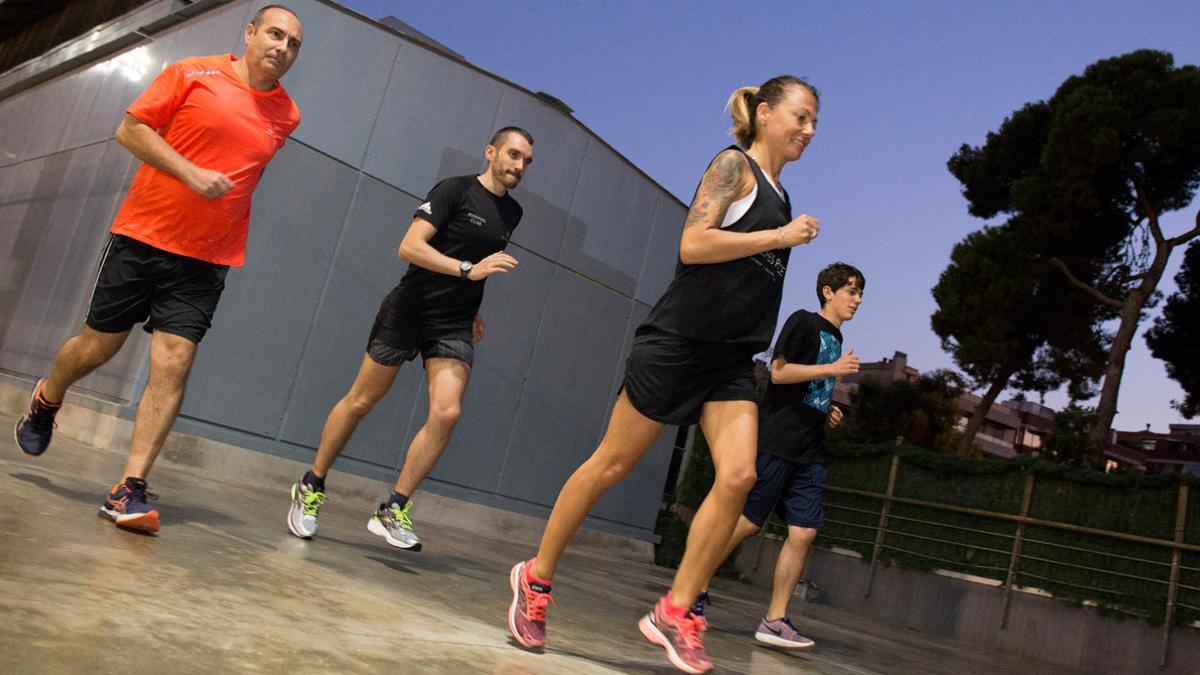 María Vasco corre junto a un grupo de socios del club de 'fitness' Holmes Place