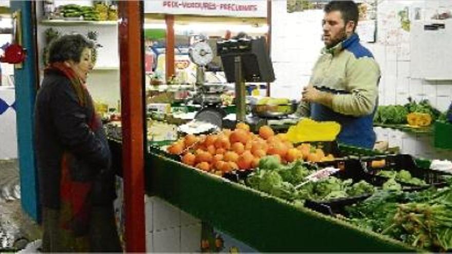 Parada de venda de fruita del mercat municipal de la capital berguedana