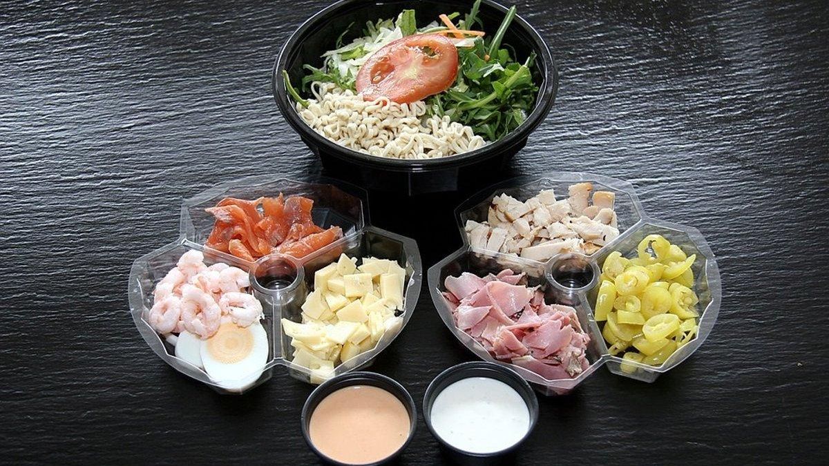 Varios alimentos en una mesa.