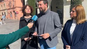 Fernando Carrera, número 3 del PSC en Badalona; Raquel López, primera secretaria del PSC; y Teresa González, presidenta del grupo municipal