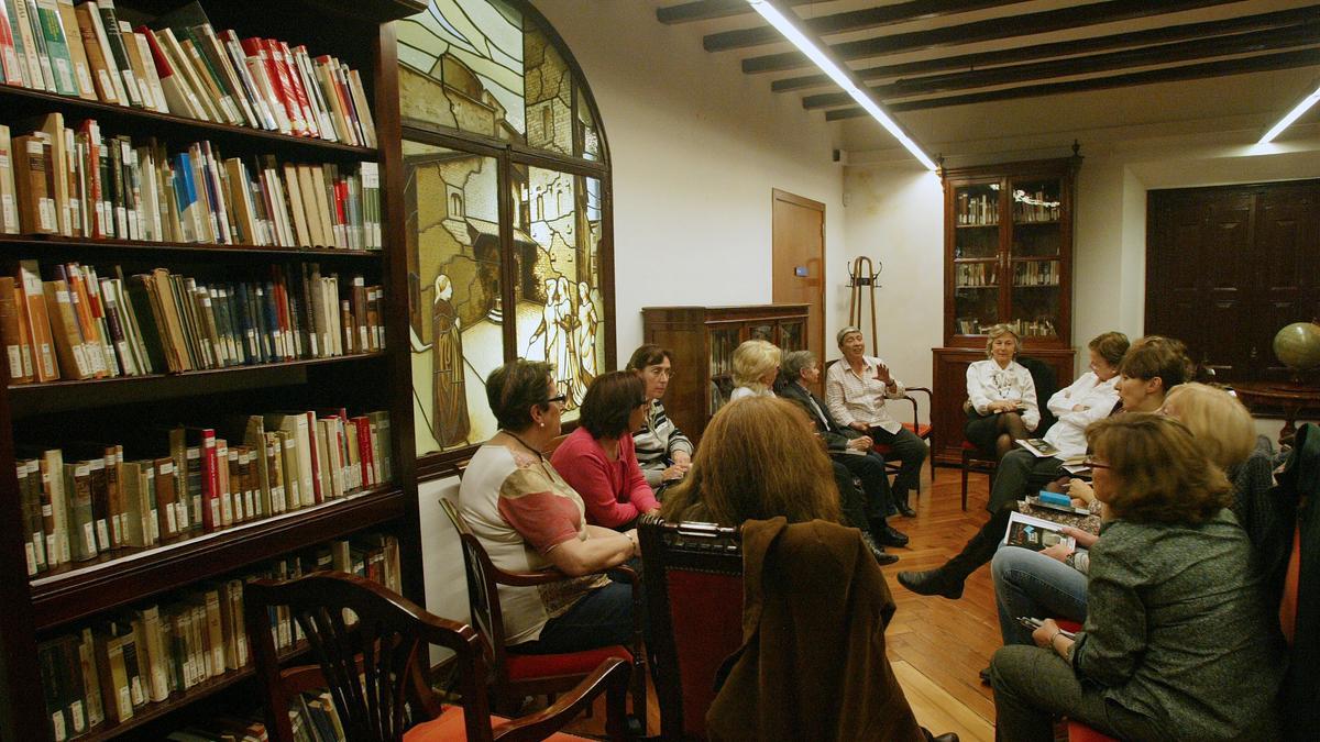 Club de lectura en la biblioteca Francesca Bonnemaison de Barcelona, en una imagen de archivo.