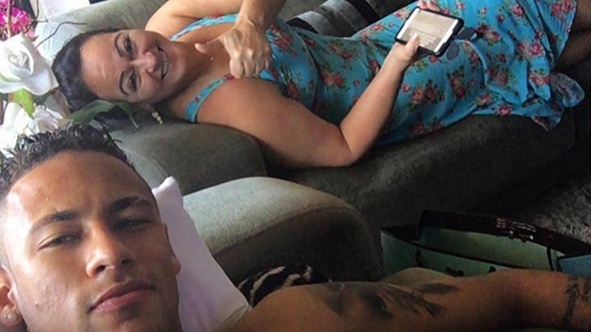 Neymar disfruta con su madre de unos días de descanso