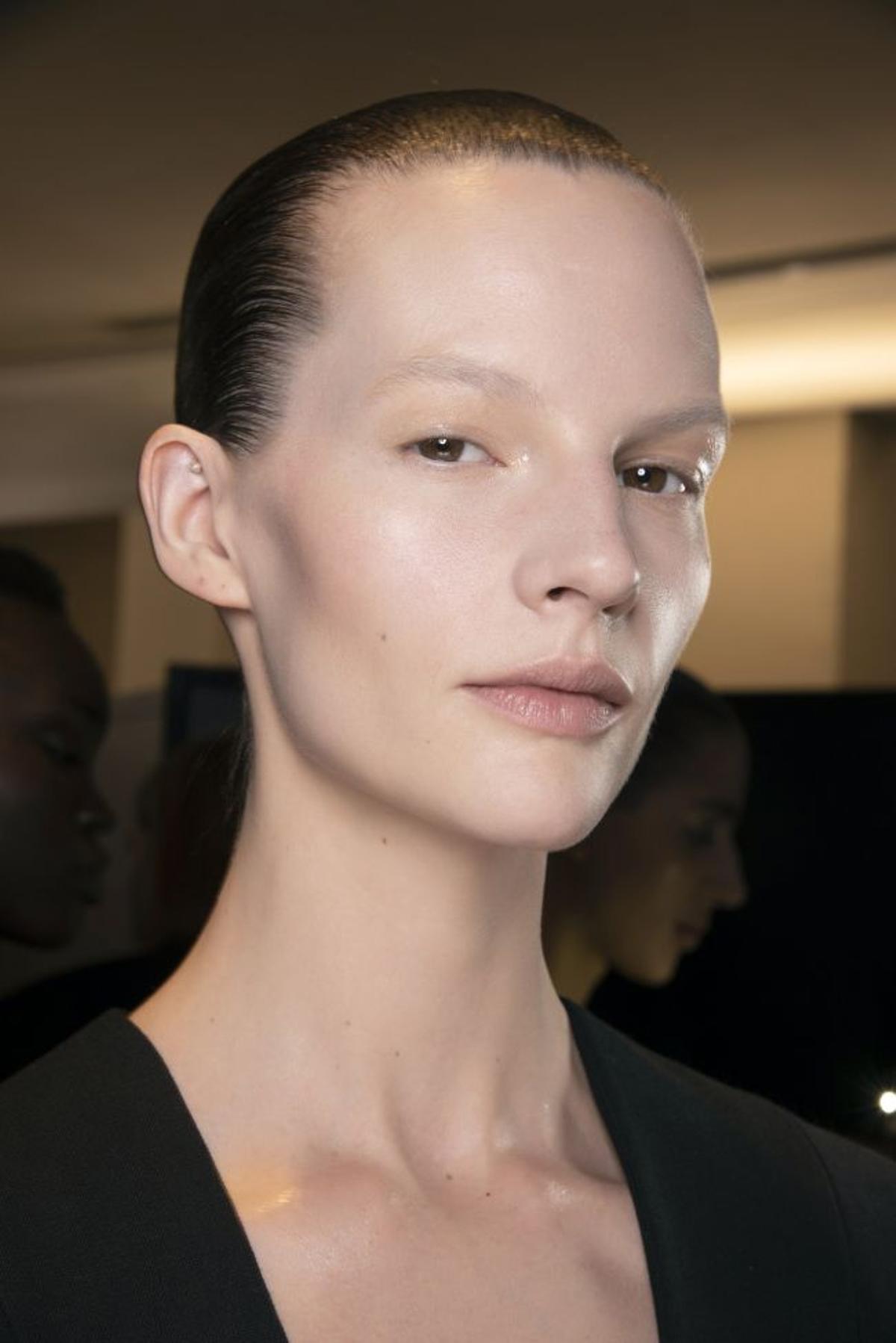 Modelo con cejas borradas, en Ackerman