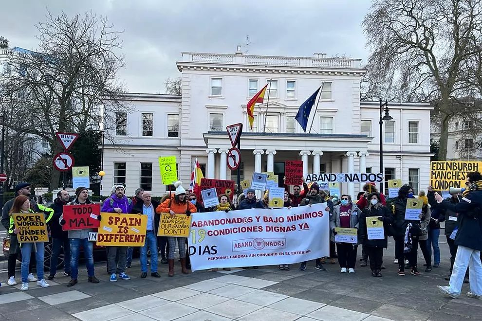 Protestas del personal laboral en el exterior de la embajada de Reino Unido