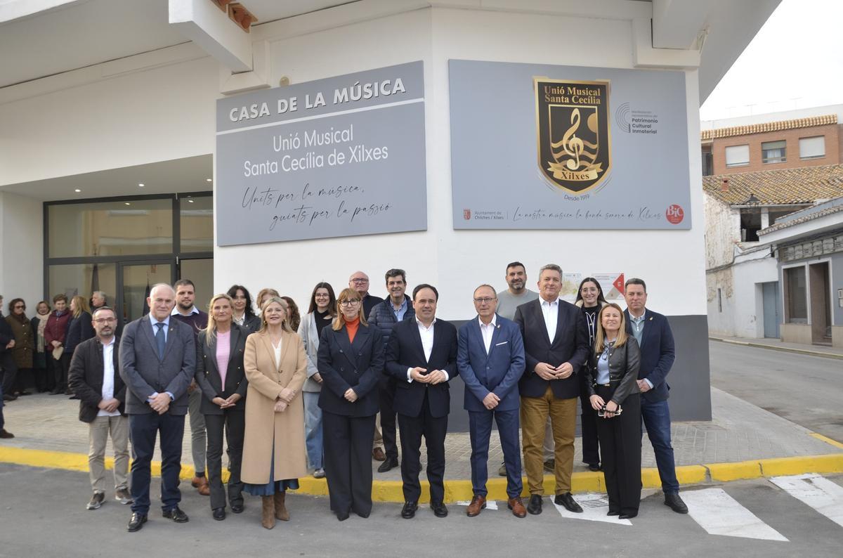 Foto de familia de las autoridades ante la fachada de la Casa de la Música de Xilxes.