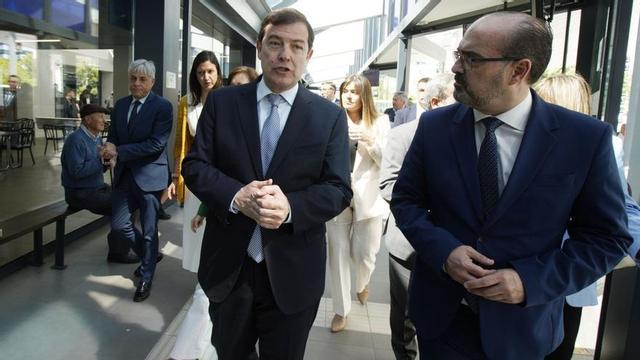 El presidente de la Junta, Alfonso Fernández Mañueco, ayer en la nueva en la estación de autobuses de Ponferrada.  | CÉSAR SÁNCHEZ / ICAL