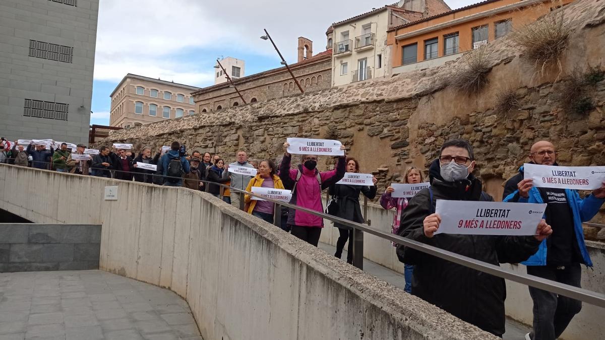 Desenes de persones marxen fins a les portes del jutjat de Manresa en la darrera jornada del judici contra els &#039;9 de Lledoners&#039;