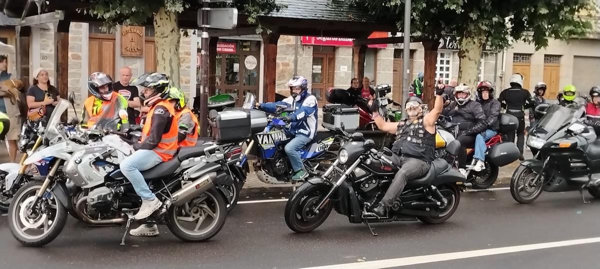 Entre lluvia y motos clásicas: así arranca la concentración internacional del Lago de Sanabria