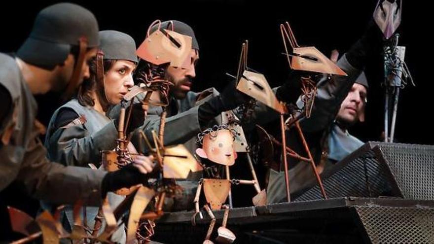 La compañía «Centre de Titelles de Lleida», con sus personajes de «Mowgli» en el escenario del Jovellanos.