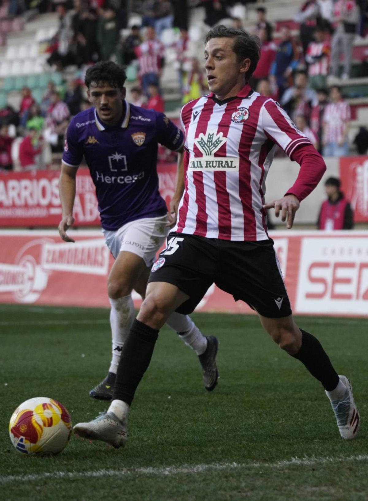 Loren toca el balón durante el último partido del Zamora CF. | JOSE LUIS FERNÁNDEZ