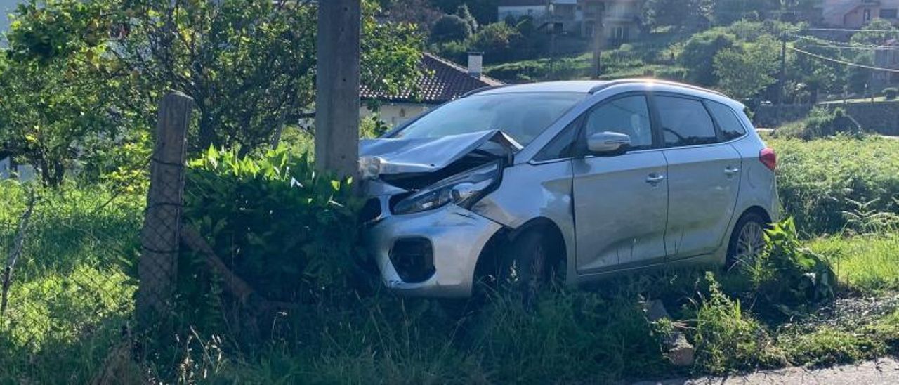 El coche accidentado en la EP-1001 en O Carballal, en Coiro. | // FDV