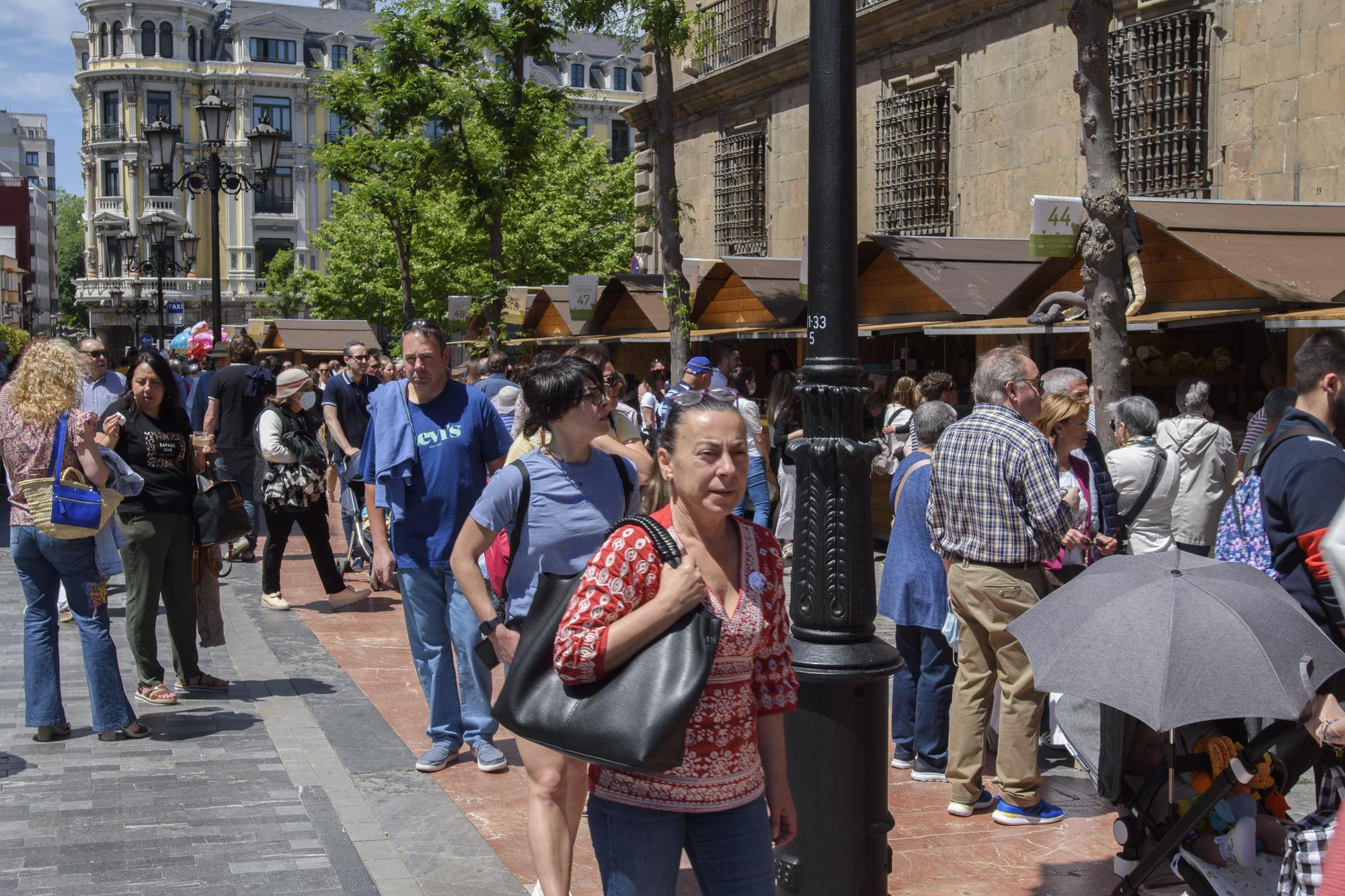 Galería de fotos: buen ambiente y sol en la celebración de la feria de la Ascensión en Oviedo