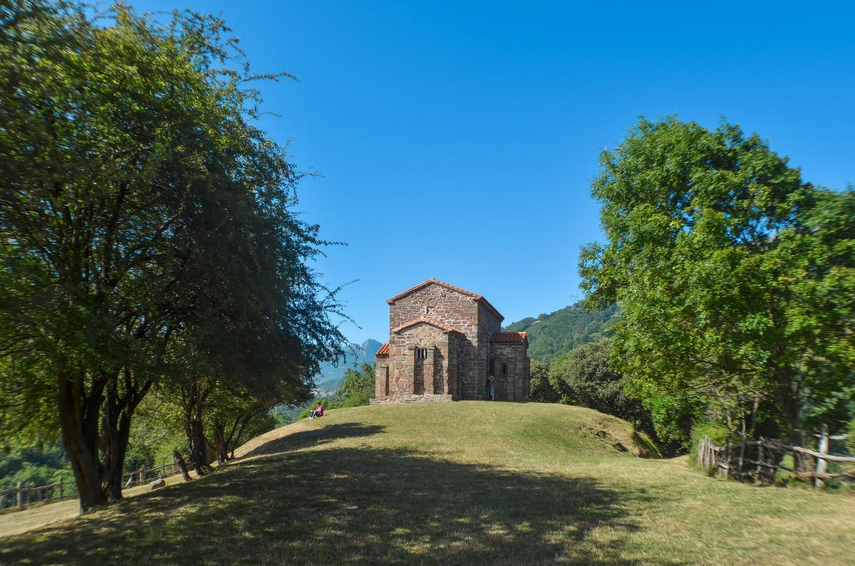 Santa Cristina de Lena, en Asturias, iglesia de estilo prerrománico asturiano, construida en el siglo 9, en la cima de una pequeña colina