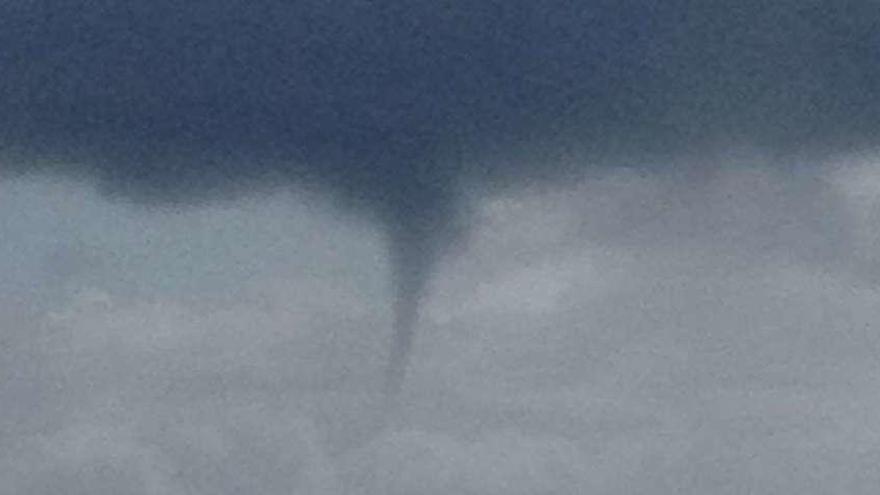 Un tornado sobre la ría de Vigo. // Lino Beloso