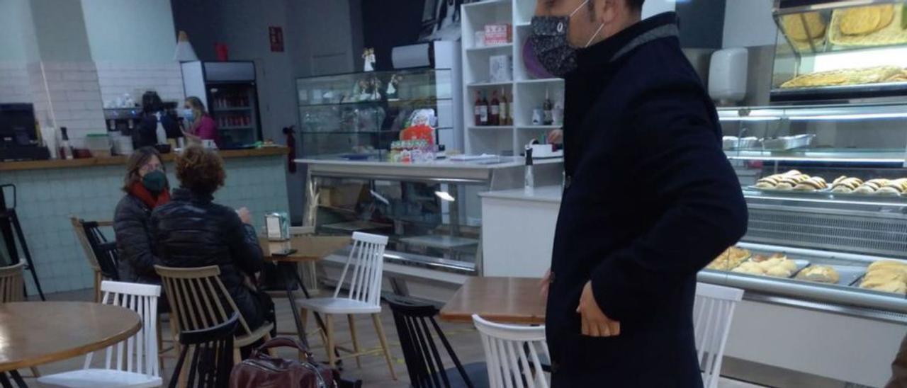 Un cartel que obliga a utilizar el pasaporte covid. | LEVANTE-EMV