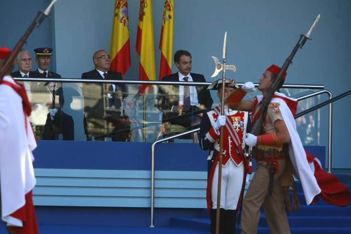 José Luis Rodríguez Zapatero observa la seva última desfilada com a president del Govern.