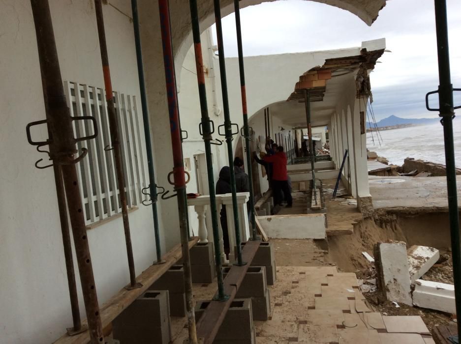 Los vecinos apuntalan las casas de les Deveses, en Dénia, arrasadas por el temporal marítimo.