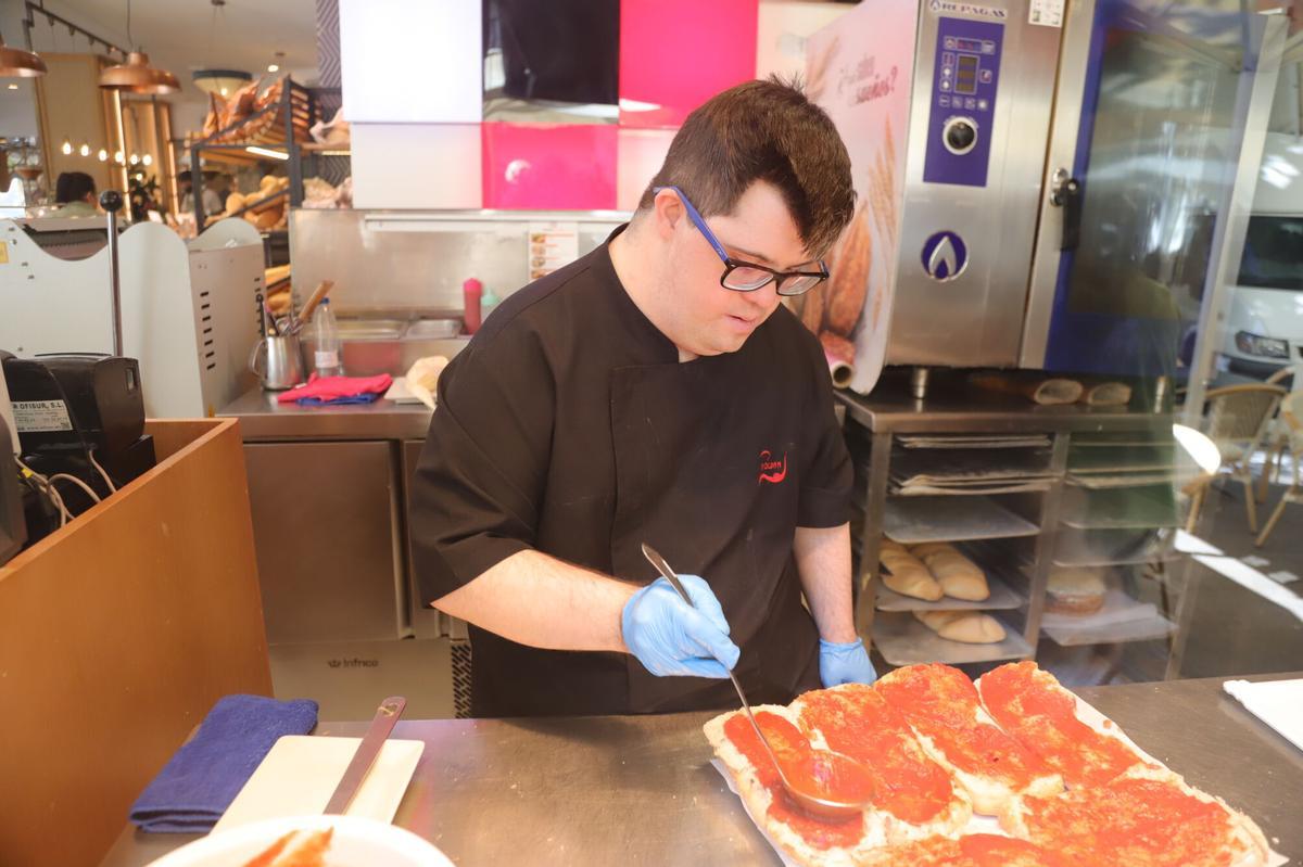 Dani, un chico down trabajando en la cafetería Roldán de Avenida Gran Capitán. Córdoba