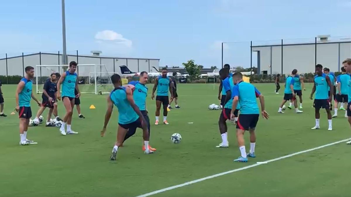 El rondo del Barça en el primer entrenamiento del equipo azulgrana en Miami