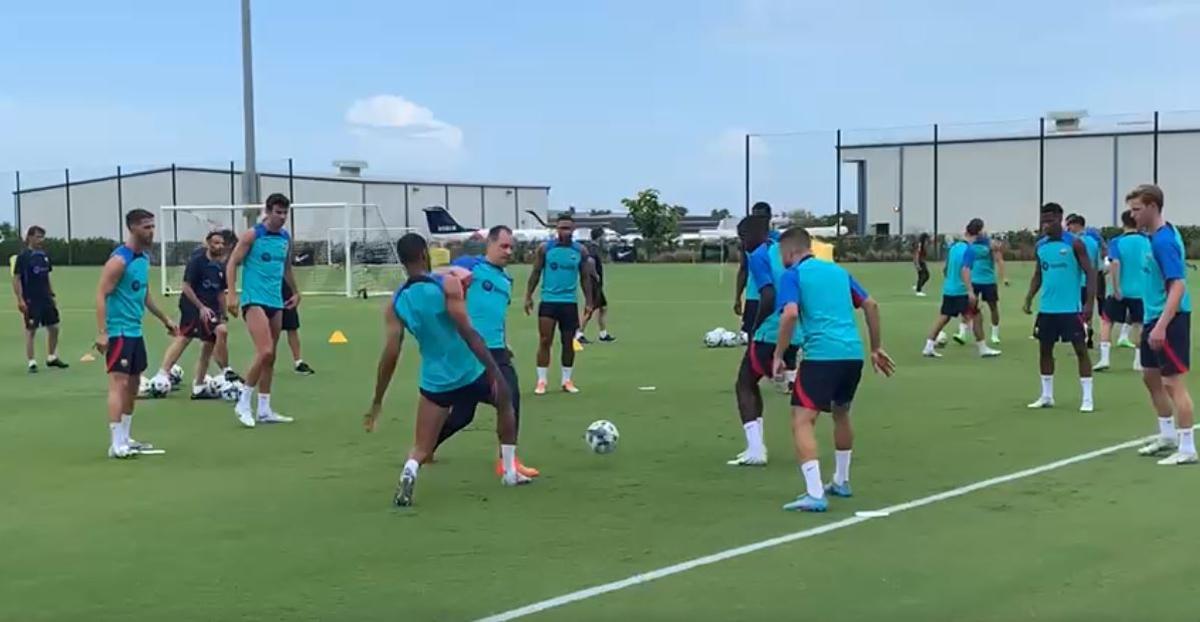 El rondo del Barça en el primer entrenamiento del equipo azulgrana en Miami