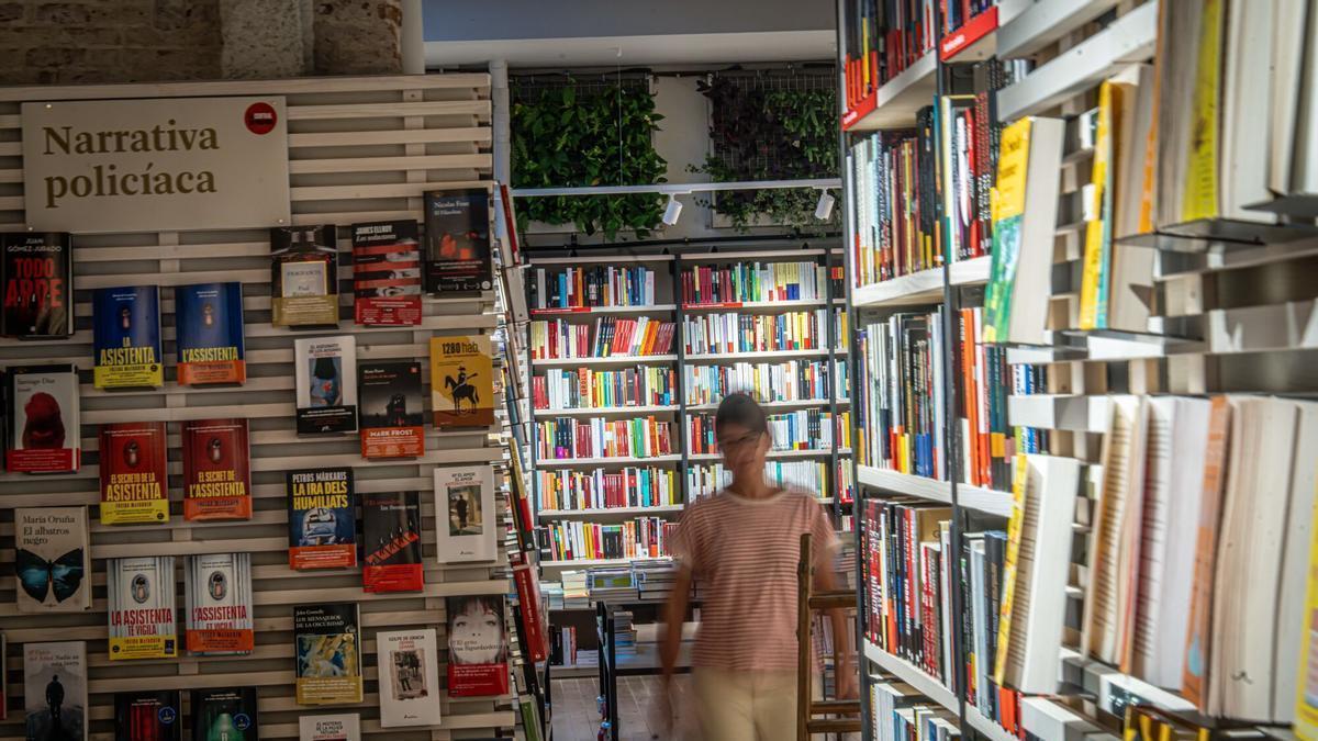 Interior de la librería La Central de Consell de Cent