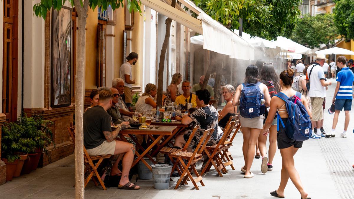 Turistas en un bar de Sevilla.