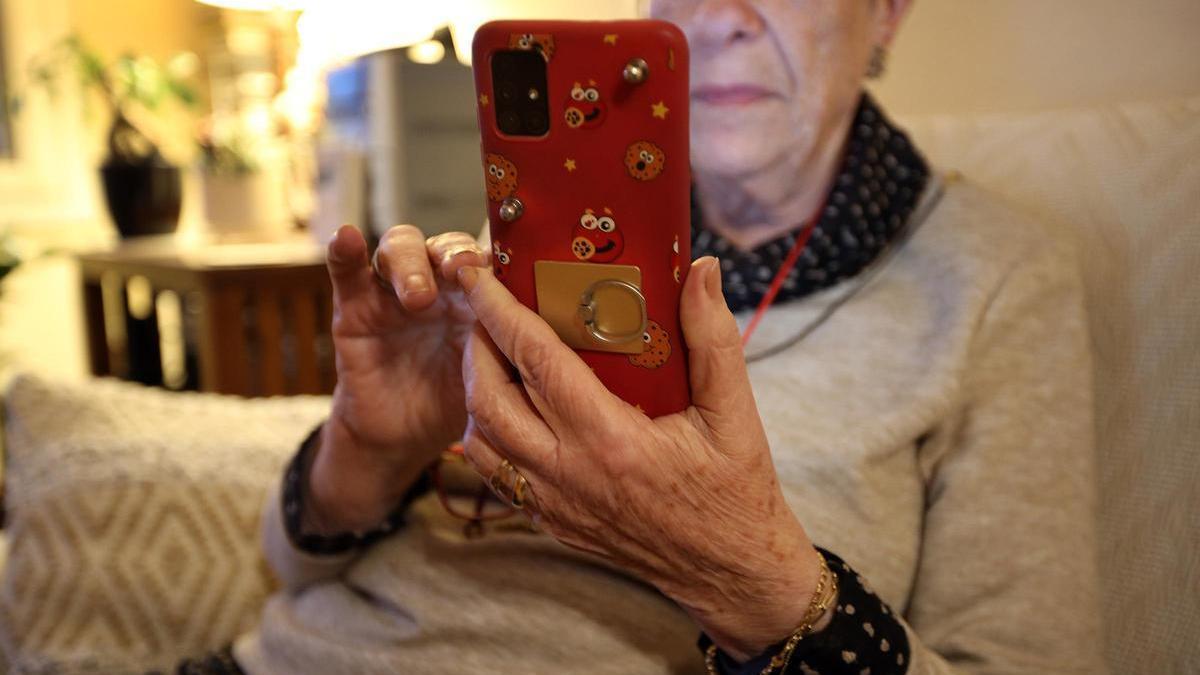 Cursos para que personas mayores aprendan a utilizar los smartphones