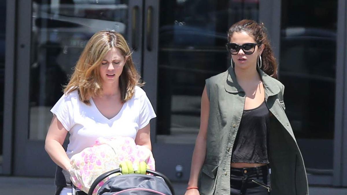 Selena Gomez y su madre Mandy Teefey, dando una vuelta en 2013