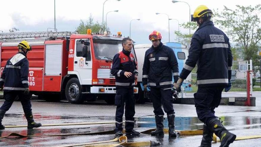 Bomberos de Pontevedra realizando pruebas en su parque. // G.Santos